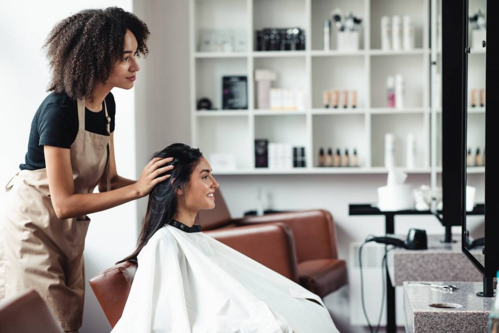 Comment percer dans le secteur ultra concurrentiel de la coiffure ? 2 franchise coiffure