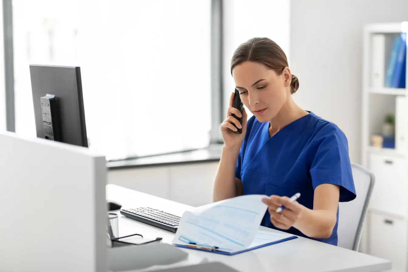 Pourquoi choisir la formation de secrétaire médicale : avantages et perspectives 1 Étudiante suivant une formation de secrétaire médicale