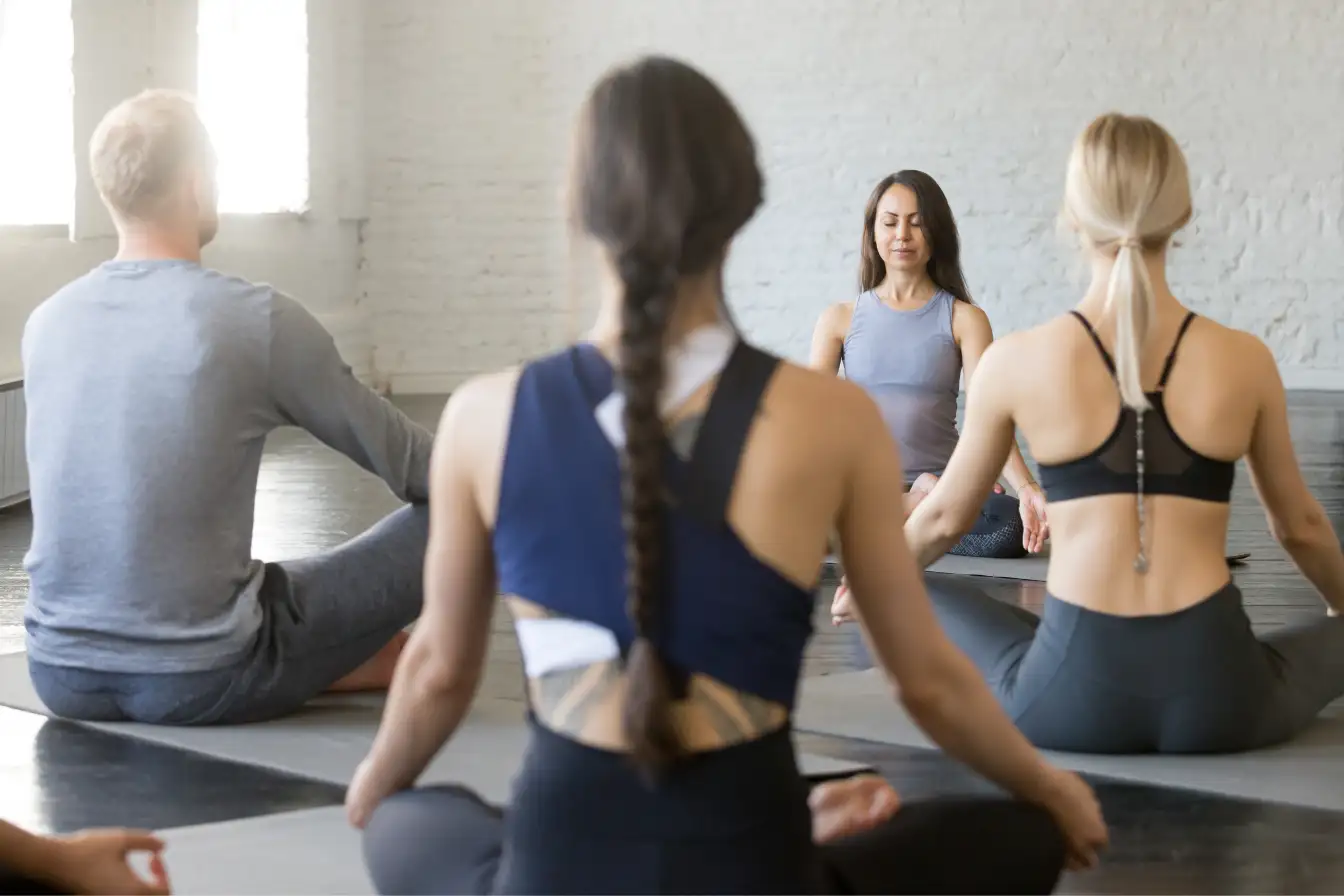 Comment choisir sa formation pour devenir professeur de yoga ? 8 formation pour devenir professeur