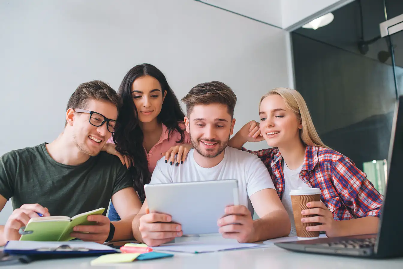 École privée, publique, en alternance : quelle formule est faite pour toi ? 6 choix école après le bac