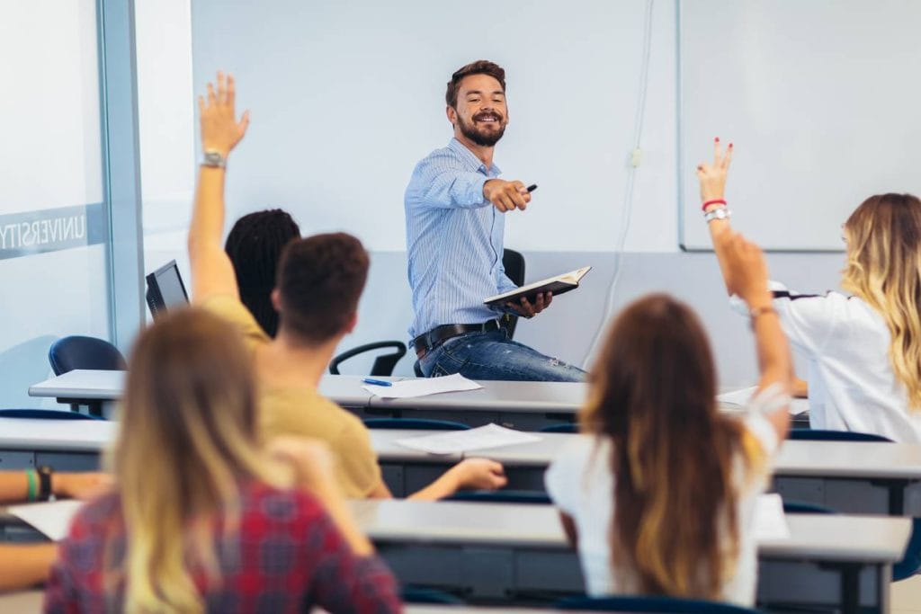 Devenir professeur des écoles : 3 conseils pour réussir votre vocation 2 professeur dans une salle de classe